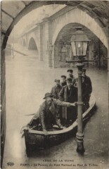 Carte postale ancienne Crue de la Seine - Le Passeur, du Pont National au Pont de Tolbiac
                                                                     à Paris 13e
                                