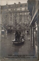 Carte postale ancienne La Grande Crue de la Seine (Janvier 1910) - Sauveteurs portant secours aux Habitants à Auteuil
                                                                     à Paris 16e
                                