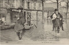 Crue de la Seine - La rue Remusat - Transport d'habitants à Paris 16e