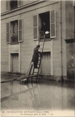 Carte postale ancienne Inondations de Paris (Janvier 1910) - Un Sauvetage Quai de Bill
                                                                     à Paris 16e
                                