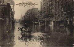 Carte postale ancienne Avenue Ledru-Rollin - Inondations de janvier 1910 - Un habitant rentrant à son domicile
                                                                     à Paris 12e
                                