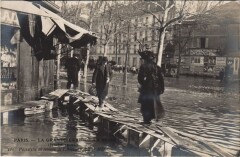 Inondations 1910 Paris Avenue Rapp Passerelle de secours