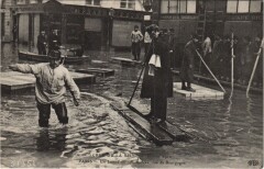 Inondations 1910 Paris Rue de Bourgogne Un Laitier sur son Radeau -
													75 Paris
												