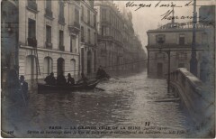 Inondations 1910 Paris Rue de Lille ravitaillement