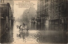 Avenue Ledru-Rollin - Inondations de janvier 1910 - Un habitant rentrant à son domicile à Paris 12e