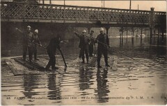 Carte postale ancienne Inondations de janvier 1910 - Boulevard de Bercy, la passerelle du P. L. M.
                                                                     à Paris 12e
                                