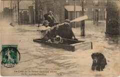 Carte postale ancienne La Crue de la Seine (Janvier 1910) - Un Bac improvisé Rue d'Ivry
                                                                     à Paris 13e
                                