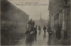 Carte postale ancienne Crue de la Seine - Rue du Chevaleret - Construction d'une passerelle
                                                                     à Paris 13e
                                