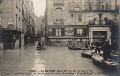 Inondations 1910 Paris Quai des Grands-Augustins sauvetage