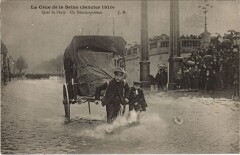 Carte postale ancienne La Crue de la Seine (Janvier 1910) - Quai de Passy - Un Déménagement
                                                                     à Paris 16e
                                
