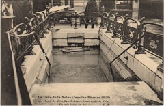 Inondations 1910 Paris Sortie du metro Gare Saint-Lazare