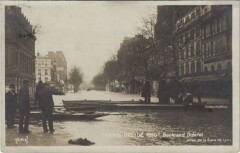 Carte postale ancienne Paris Inondé 1910 - Boulevard Diderot
                                                                     à Paris 12e
                                