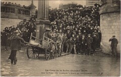 Carte postale ancienne La Crue de la Seine -  Quai de Passy - On transborde le Monde sur des Charettes
                                                                     à Paris 16e
                                