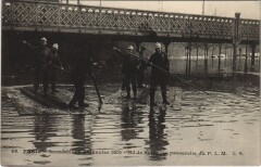 Carte postale ancienne Inondations de janvier 1910 - Boulevard de Bercy, la passerelle du P. L. M.
                                                                     à Paris 12e
                                