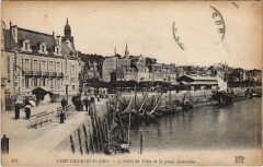 Trouville L'Hotel de Ville et le Quai Joinville