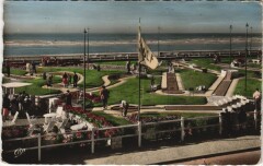 Cabourg - Le Golf Miniature et la Mer à Cabourg