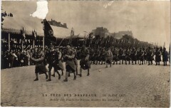 Carte postale ancienne La Fête des Drapeaux (14 Juillet 1917) - Défilé des Fusiliers Marins devant les tribunes
                                                                     à Paris 12e
                                