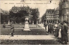 Paris 1e Jardin des Tuileries Charmeur d'Oiseau à Paris 1er