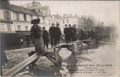 Carte postale ancienne La Grande Crue de la Seine (Janvier 1910) - Passerelles établies au Quai de Passy pour permettre la circulation
                                                                     à Paris 16e
                                