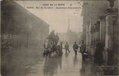 Carte postale ancienne Crue de la Seine - Rue du Chevaleret - Construction d'une passerelle
                                                                     à Paris 13e
                                