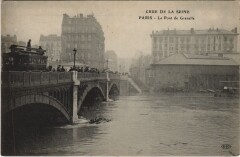 Carte postale ancienne Crue de la Seine - Le Pont de Grenelle
                                                                     à Paris 15e
                                