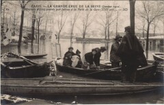 Carte postale ancienne La Grande Crue de la Seine - Rescapés d'Ivry amenés par bateau à la Porte de la Gare
                                                                     à Paris 13e
                                