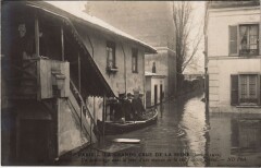 Carte postale ancienne La Grande Crue de la Seine (janvier 1910) - Auteuil - Un sauvetage dans la cour d'une maison de la rue Félicien-David
                                                                     à Paris 16e
                                