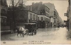 Carte postale ancienne La Crue de la Seine - La Passage du boulanger rue de Lourmel
                                                                     à Paris 15e
                                
