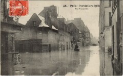 Carte postale ancienne Inondations 1910 - Rue Traversière
                                                                     à Paris 12e
                                