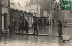 Carte postale ancienne Crue de la Seine - Une passerelle improvisée, rue Gros
                                                                     à Paris 16e
                                