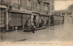 Carte postale ancienne Inondations de Paris (Janvier 1910). - Déménagement rue Gros
                                                                     à Paris 16e
                                