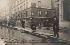Inondations 1910 Paris Rue du Bac Passerelle