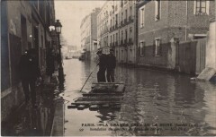Carte postale ancienne La grande crue de la Seine (Janvier 1910) - Inondation du quartier de Javel, un radeau
                                                                     à Paris 15e
                                
