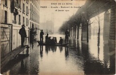 Carte postale ancienne Crue de la Seine - Grenelle - Boulevard de Grenelle 28 janvier 1910
                                                                     à Paris 15e
                                