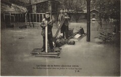 Carte postale ancienne La Crue de la Seine (Janvier 1910) - Un Radeau improvisé dans un Jardin de la Rue Van Loo
                                                                     à Paris 16e
                                