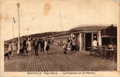 Deauville Promenade sur les Planches à Deauville