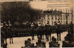 Carte postale ancienne Les Souverains d'Italie a Paris Drapeau des Cuirassiers Royalty
                                                                     à Paris 18e
                                