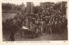 Carte postale ancienne Inondation 1910 - Traversée du Quai de Passy
                                                                     à Paris 16e
                                