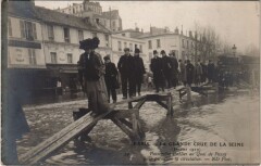 Carte postale ancienne La Grande Crue de la Seine (Janvier 1910) - Passerelles établies au Quai de Passy pour permettre la circulation
                                                                     à Paris 16e
                                