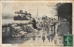 Inondations 1910 Paris Construction d'un barrage par le Genie