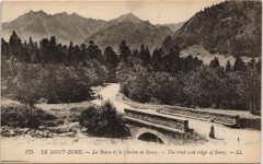 Le Mont-Dore-La Route et la Chaine de Sancy à Mont-Dore