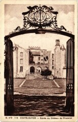 Chatel-Guyon - Entrée du Chateau de Chazeron à Châtel-Guyon