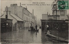 Carte postale ancienne Crue de la Seine - Les habitants de Passy, rue Félicien David, en bateau
                                                                     à Paris 16e
                                