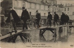 Carte postale ancienne Crue de la Seine - Passerelle improvisée, porte d'Ivry
                                                                     à Paris 13e
                                