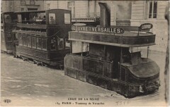 Carte postale ancienne Crue de la Seine - Tramway de Versailles
                                                                     à Paris 16e
                                