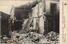Paris Les Zeppelins sur Paris interieur d'une maison