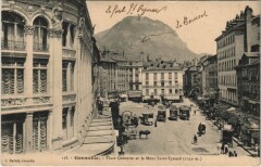 Grenoble - Place Grenette et le Mont Saint-Eynard (1359 m) à Grenoble
