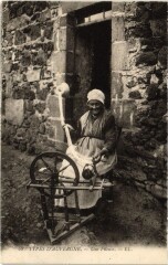 Types d'Auvergne - Une Fileuse