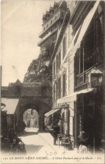 Mont-Saint-Michel-L'Hotel Poulard aine et le Musée
