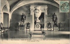 Pau - Salle des Gardes - Vase de Serves offert per le President à Pau